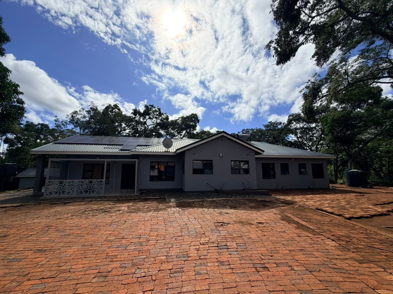 Modern 6-Bedroom House in Rolf Valley